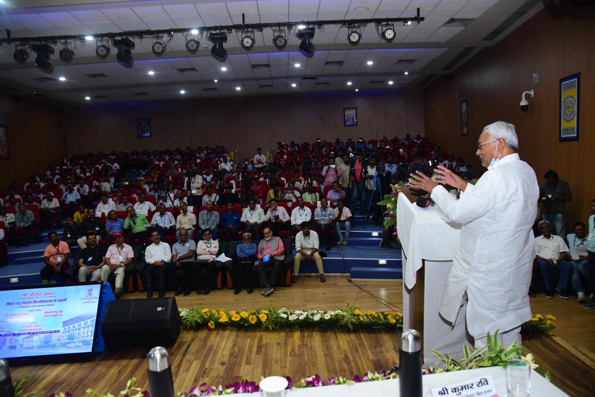 NitishKumar's tweet photo. बिहार पशु विज्ञान विश्वविद्यालय परिसर में 889.26 करोड़ रू० के बिहार पशु विज्ञान विश्वविद्यालय के नए भवनों का शिलान्यास किया तथा आधारशिला रखकर कार्यारंभ किया। https://t.co/Wu9m5XqXbQ