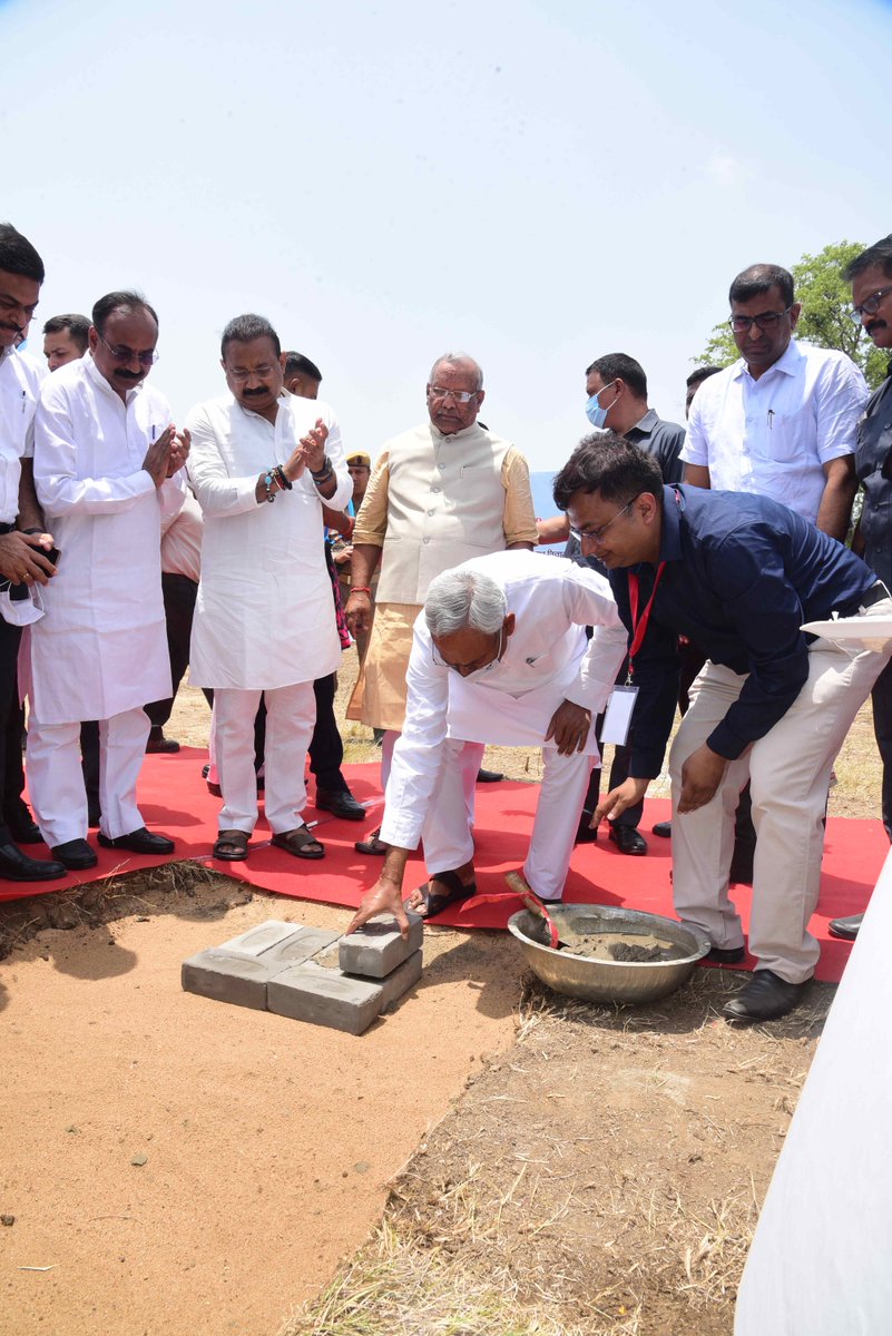 NitishKumar's tweet photo. बिहार पशु विज्ञान विश्वविद्यालय परिसर में 889.26 करोड़ रू० के बिहार पशु विज्ञान विश्वविद्यालय के नए भवनों का शिलान्यास किया तथा आधारशिला रखकर कार्यारंभ किया। https://t.co/Wu9m5XqXbQ
