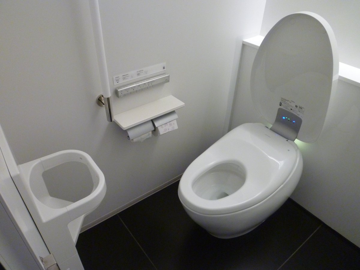 ディスプレイで使用していた便器 🚽【横浜市青葉区】トイレ交換作業（39秒） 古いウォシュレットタンク