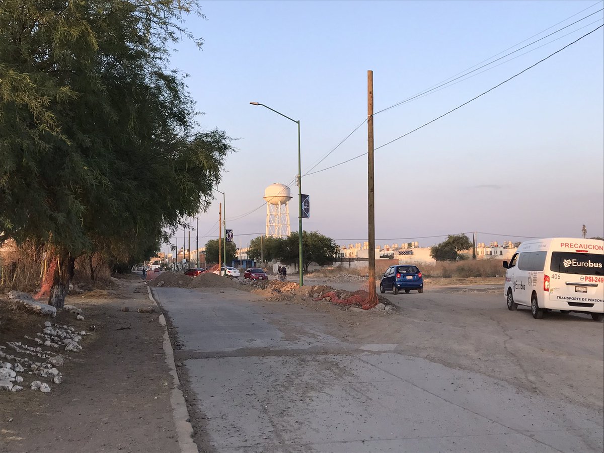 manolomorales10's tweet photo. #ReporteVial Siguen obras en bulevar los portales por parte de autoridades de @municipio_leon @Sapalleon ,vecinos señalan que ya tienen mucho tiempo las obras que afectan a transeúntes y automovilistas en la colonia Valle de San Carlos https://t.co/Q5eLPJkILT