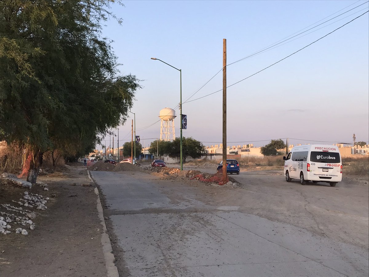 manolomorales10's tweet photo. #ReporteVial Siguen obras en bulevar los portales por parte de autoridades de @municipio_leon @Sapalleon ,vecinos señalan que ya tienen mucho tiempo las obras que afectan a transeúntes y automovilistas en la colonia Valle de San Carlos https://t.co/Q5eLPJkILT