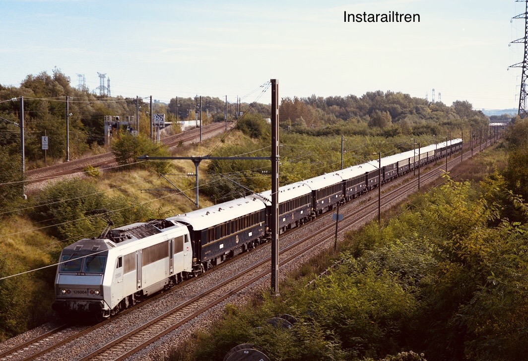 europa_tren's tweet photo. La Sybic BB 26000 Beton con el tren Especial VSOE haciendo el servicio Paris Est-Venezia St Lucía, a su paso por Germigny, año 2017. Foto: Ezequiel Pérez Martínez #EuropaTren #instarailtren #Sncf #OrientExpres #IleDeFrance #France🇫🇷 #FelizViernes https://t.co/mZUTqzeEG0