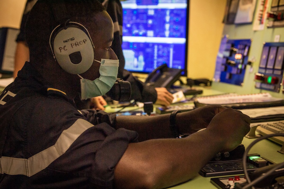 MarineNationale's tweet photo. La #MissionJDA 22, c’est aussi des parcours inspirants d’officiers-élèves. Rencontrez l’EV2 Druisin, originaire du 🇨🇲 qui a intégré l’@Ecole_navale dans le cadre du partenariat de formation de la Marine. Déployé en @Mission_JDA, il raconte son quotidien👉https://t.co/hJmsid1dFa https://t.co/CMgWJxSpbq