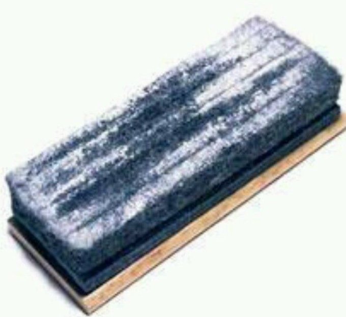 Retweet als je zo'n ding ooit door de klas hebt zien vliegen