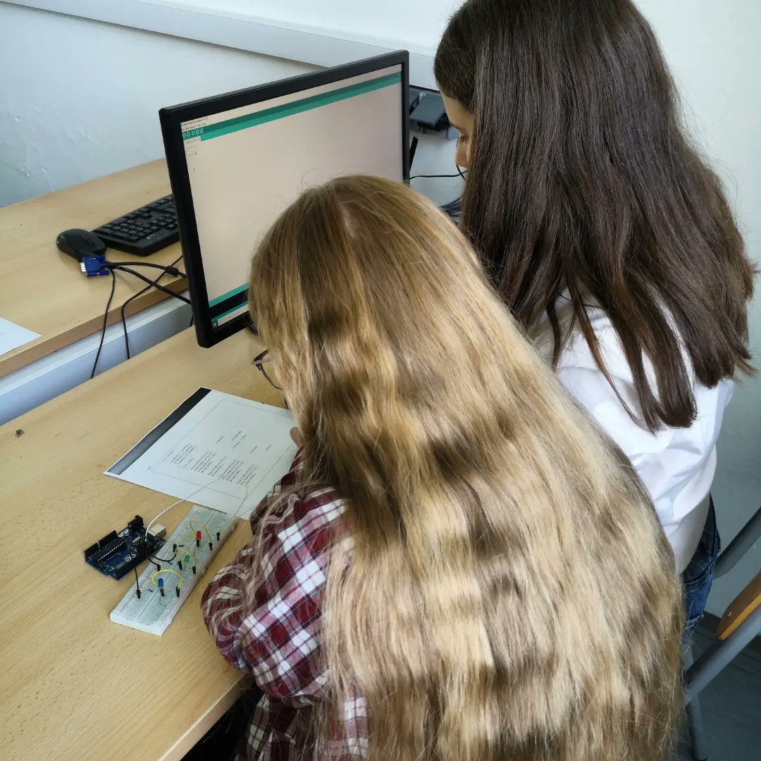 Posjetili smo IT Girls klub u OŠ Vladimira Nazora u Odžaku. 
Klub broji 10 djevojčica i 4 dječaka.
Oduševljeni smo radom kluba i želimo im mnogo uspjeha u daljem radu.
Budi i ti dio tech revolucije, postani IT Girl!
#ITGirlsClubs
<a href="/UNICEFBiH/">UNICEF BiH</a>
<a href="/UNDPBiH/">UNDP in Bosnia and Herzegovina</a> 
<a href="/unwomenbih/">UN Women BiH</a> 
<a href="/SwedenBiH/">Sweden in BiH</a>