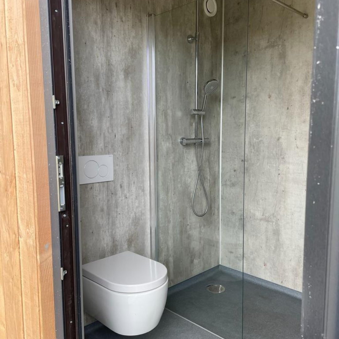 👷‍| De laatste van de 15 luxe sanitairunits zijn geleverd op #ComfortcampingScheldeoord in Baarland. Onze vakmannen van de prefab hebben super werk geleverd. 

In opdracht van #OtteBouw
.
.
.
.
#fraanjebouw #prefab #prefabricated #vakmannen #samenbouwenaandetoekomst