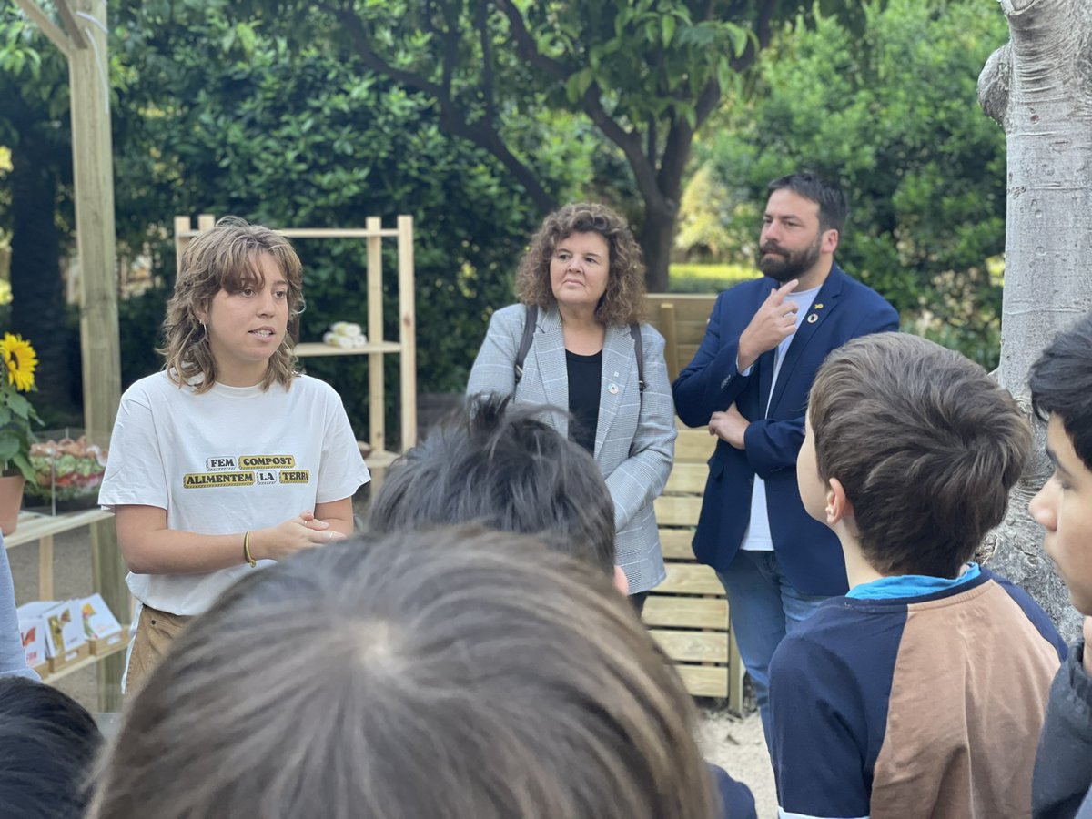 residuscat's tweet photo. Avui hem vist com les famílies i escoles que assisteixen poden participar en diversos tallers per aprendre a fer compost. 🪴
🌿 Fins demà, amb @eduxarxa, us esperem a les jornades del @palaurobert amb motiu de la Setmana Internacional del #compost.
#ICAW2022 #setmanacompost https://t.co/IM8A4C5ARX
