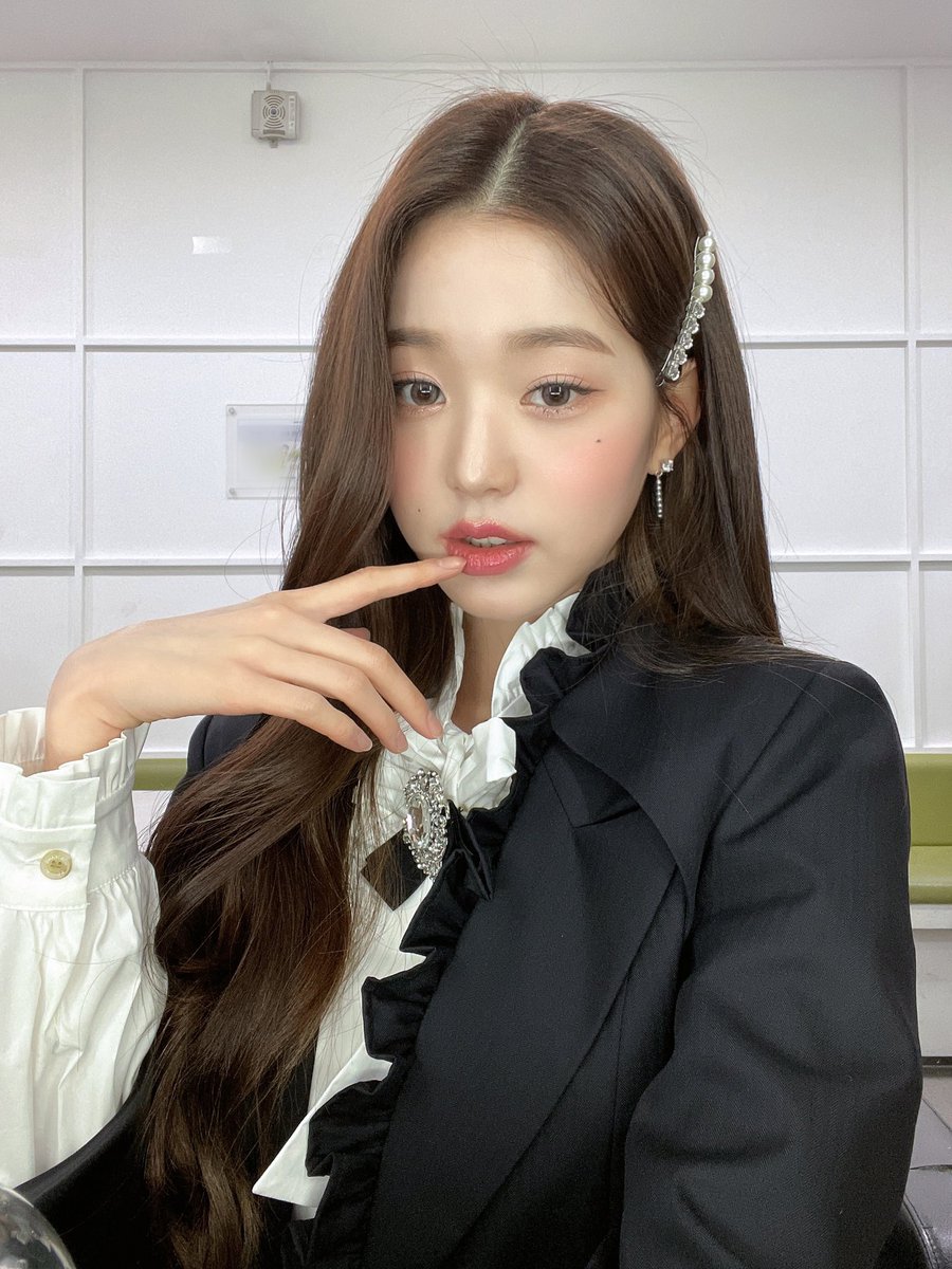 wznyou's tweet photo. 🕊 seems like the surroundings are spreading their sparks against me! i could show you the most perfect performa during today’s mission because of those attire that secretly emitted beauteous. my heart beats fast knowing that 06_05 would be a great moment in my life. 💐 https://t.co/FHvf6DQLxo