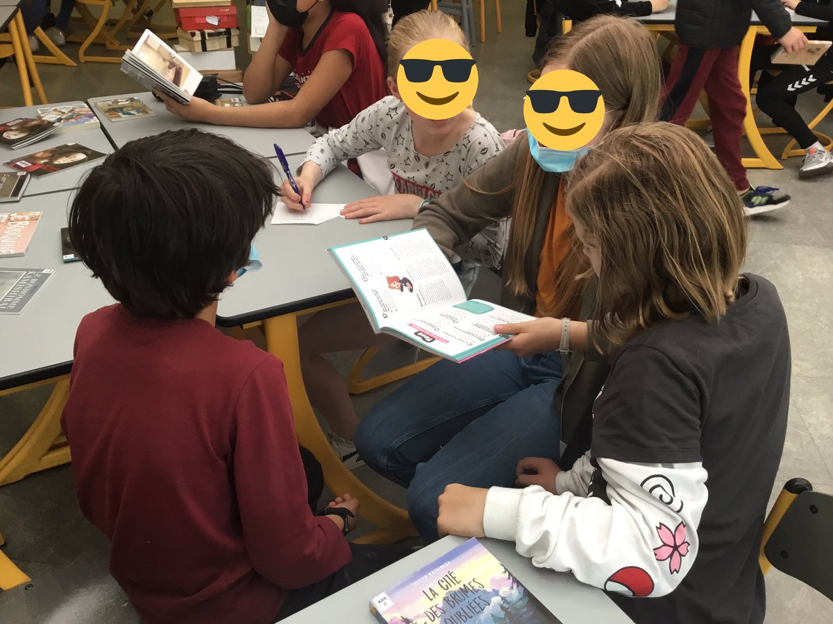 PGoasguen's tweet photo. Projet « Haïkus » : Lecture au CDI pour 2 classes de 6e. Objectif : découvrir la culture japonaise à travers une sélection d’ouvrages (recueils de haïkus, albums documentaires, contes, périodiques, manga…).
#CDI #Lesneven #SFND #profdoc #profdelettre #haiku @SFND_Lesneven https://t.co/SxpkPfo7x2