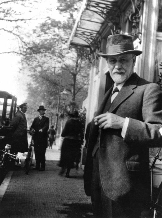 "No elegimos a los otros al azar. Nos encontramos con aquellos que existen ya en nuestro inconsciente". 
#SigmundFreud