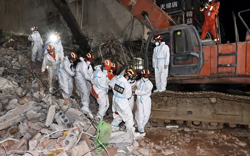 Ascienden a 53 muertos por derrumbe de edificio en China