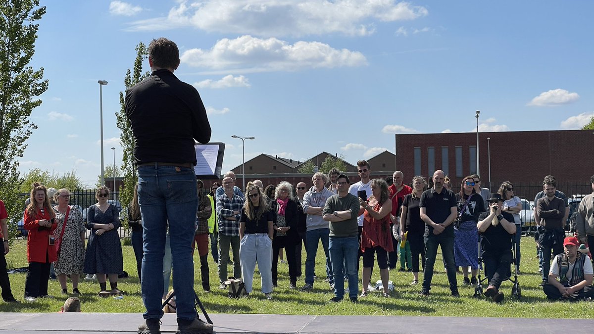 Martijn Klungel (@martijnklungel) on Twitter photo De manifestatie om opnieuw aandacht te vragen voor de situatie in Ter Apel is begonnen.
<a href="/EizeGl/">Eize Hoomoedt (GL Westerwolde)</a> begint zijn speech in het Engels en richt zich als eerste op de bewoners van het azc.
#rtvnoord De manifestatie om opnieuw aandacht te vragen voor de situatie in Ter Apel is begonnen.
<a href="/EizeGl/">Eize Hoomoedt (GL Westerwolde)</a> begint zijn speech in het Engels en richt zich als eerste op de bewoners van het azc.
#rtvnoord