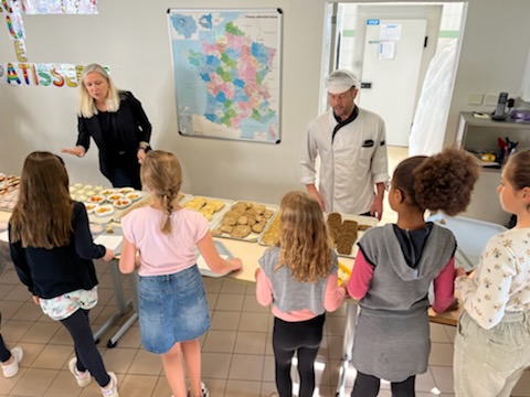 [RESTAURATION SCOLAIRE]

Pains divers et variés de la Boulangerie JACQUIN, céréales, yaourts, camemberts, lait, fraises, jus de fruits de producteurs locaux, … plein de saveurs et de senteurs ce matin pour l'animation petit déjeuner des élèves du CE2. 

#animation  #ecole