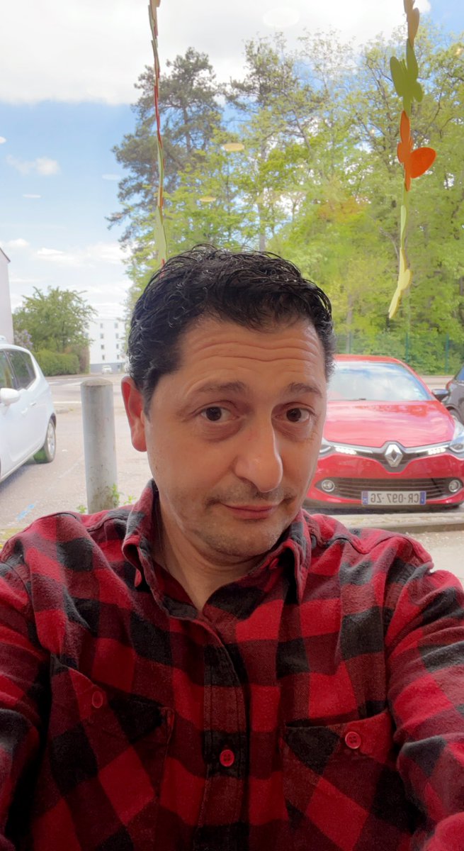 twittdder's tweet photo. Après-midi #coiffeur pour des #meches bleu ✌🏻😜 https://t.co/EqBsq7cono