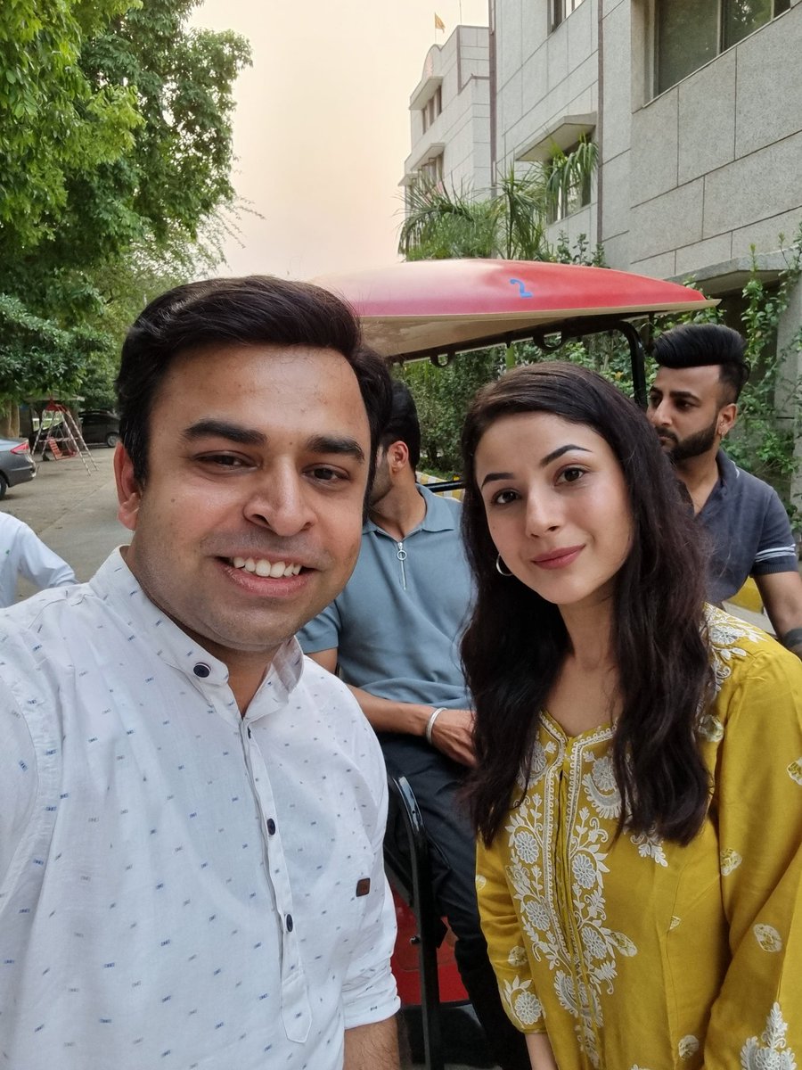 amitbhatia1509's tweet photo. She is damn sweet guys..she hugged and said thanks for the support and said mere liye bahut galiyan khate ho...aur parmatma ne aapko mera PR banaya hai https://t.co/RdnTmCXvUM