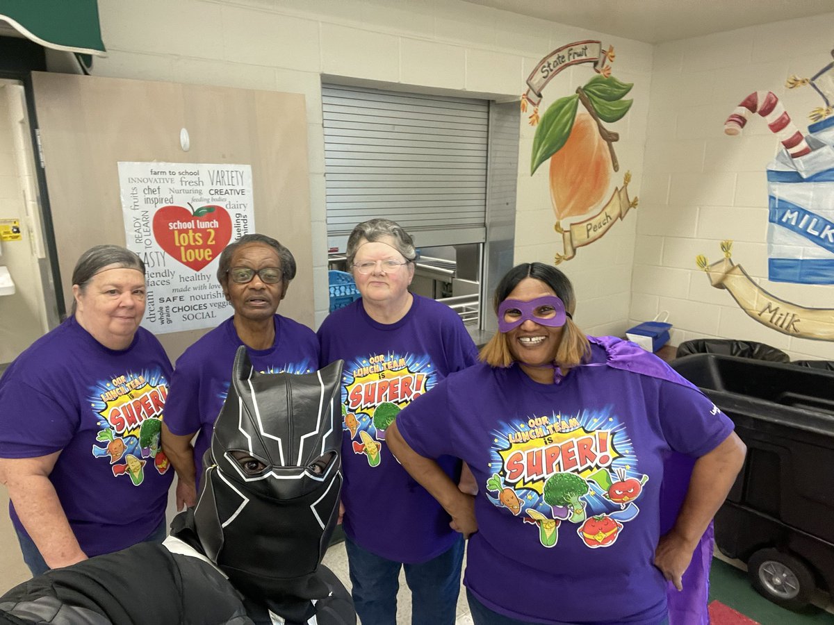 Bold_Leader864's tweet photo. Cafeteria staff are EXTRAordinary every day and SUPER important to the school day and students. Shout out to Mrs. Brenda Choice and her Superfriends hero crew!! #TheWaterlooWay #MakingWaysNotExcuses @WaterlooSchool @LCSD55 @L55_nutrition @AmecaThomas https://t.co/kI1qtmxJSz