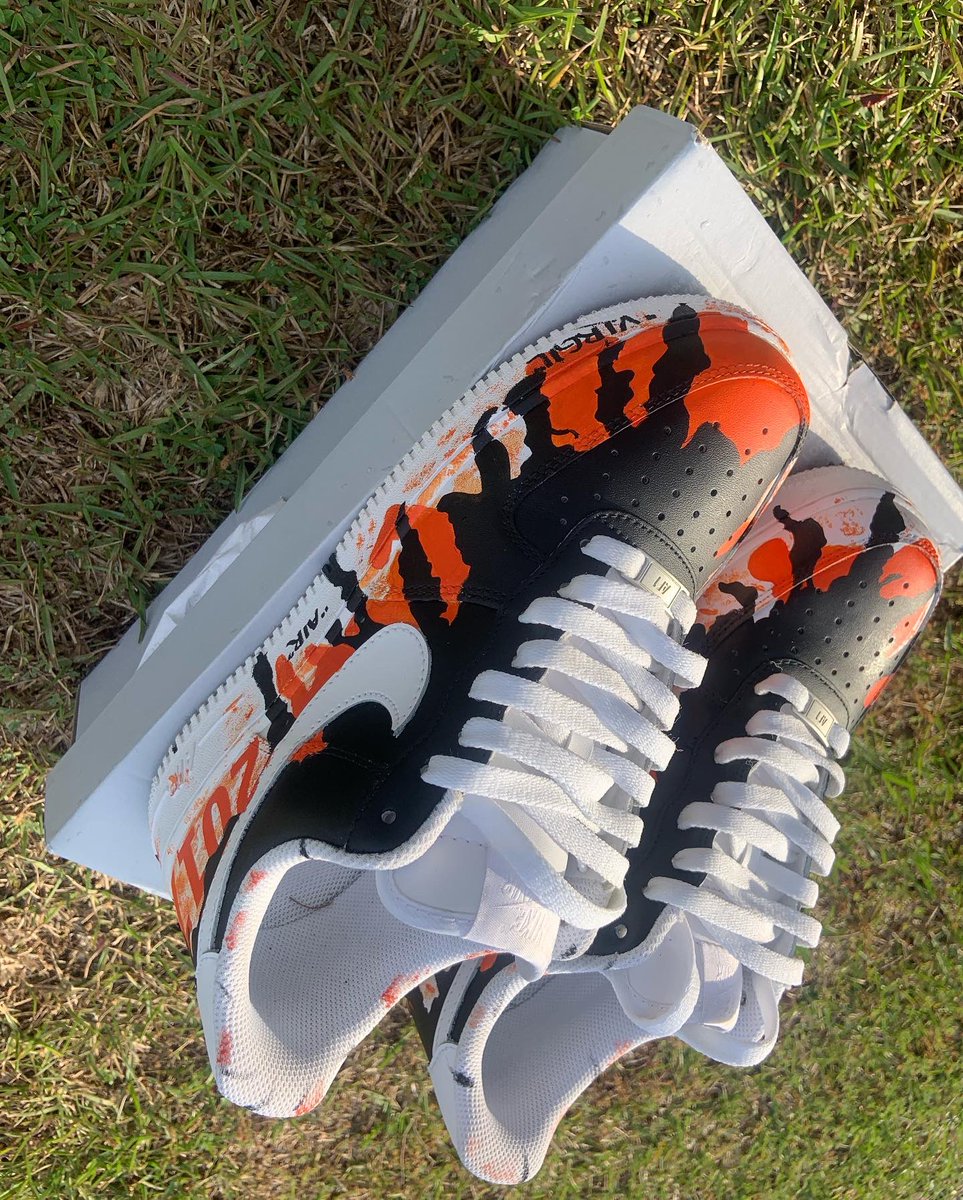 teecustomss's tweet photo. Told you I had some 🔥 coming 👏🏾😮‍💨 Custom Request!

Orange &amp; Black Drip 💧 Custom Air Force 1s ( Hand painted) 🟠⚫️ https://t.co/32O7u5Zdn4