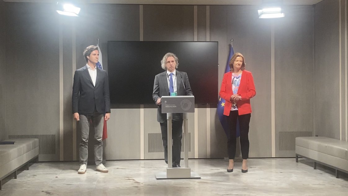 KajaKobetic's tweet photo. Razdelitev resorjev med @Gibanje_Svoboda, @strankaSD in @strankalevica v novi vladi je dorečena, ministrstev pa naj bi bilo več kot do sedaj: ojačali naj bi 4 področja - podnebnih politik, medgeneracijske solidarnosti, digitalizacije in regionalnega razvoja.
@Svet_KanalA https://t.co/ASMZuDvFQX