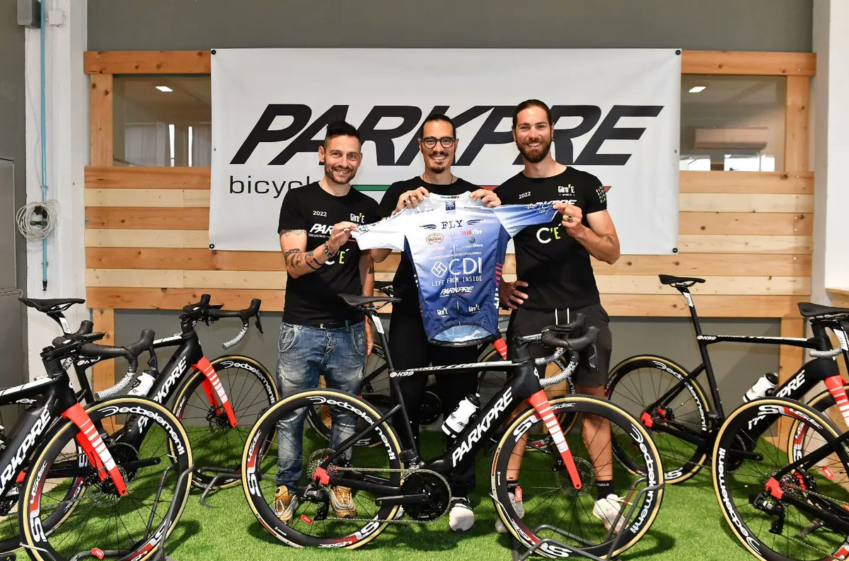 FLYCyclingTeam's tweet photo. Stiamo scaldando i motori! 🔥
- 4 alla partenza del #GiroE ⚡
STAY TUNED!!!
-
#FlyCyclingTeam #FlyTeam #TeamFly #FlyCycling #FlyCyclingTeamCdi #Parkpre #ParkpreaBycicles #Ebike #Eroad #ERoadBike https://t.co/udGJhLRR7j