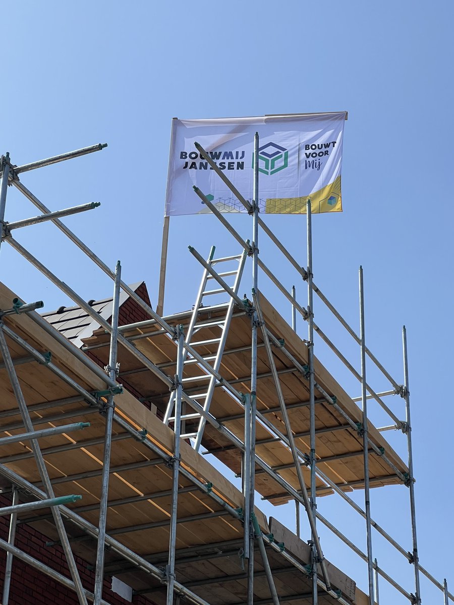Hoogste punt Aan den Heuvel! Tevreden gezichten! Traditiegetrouw traktatie op de bouwplaats!