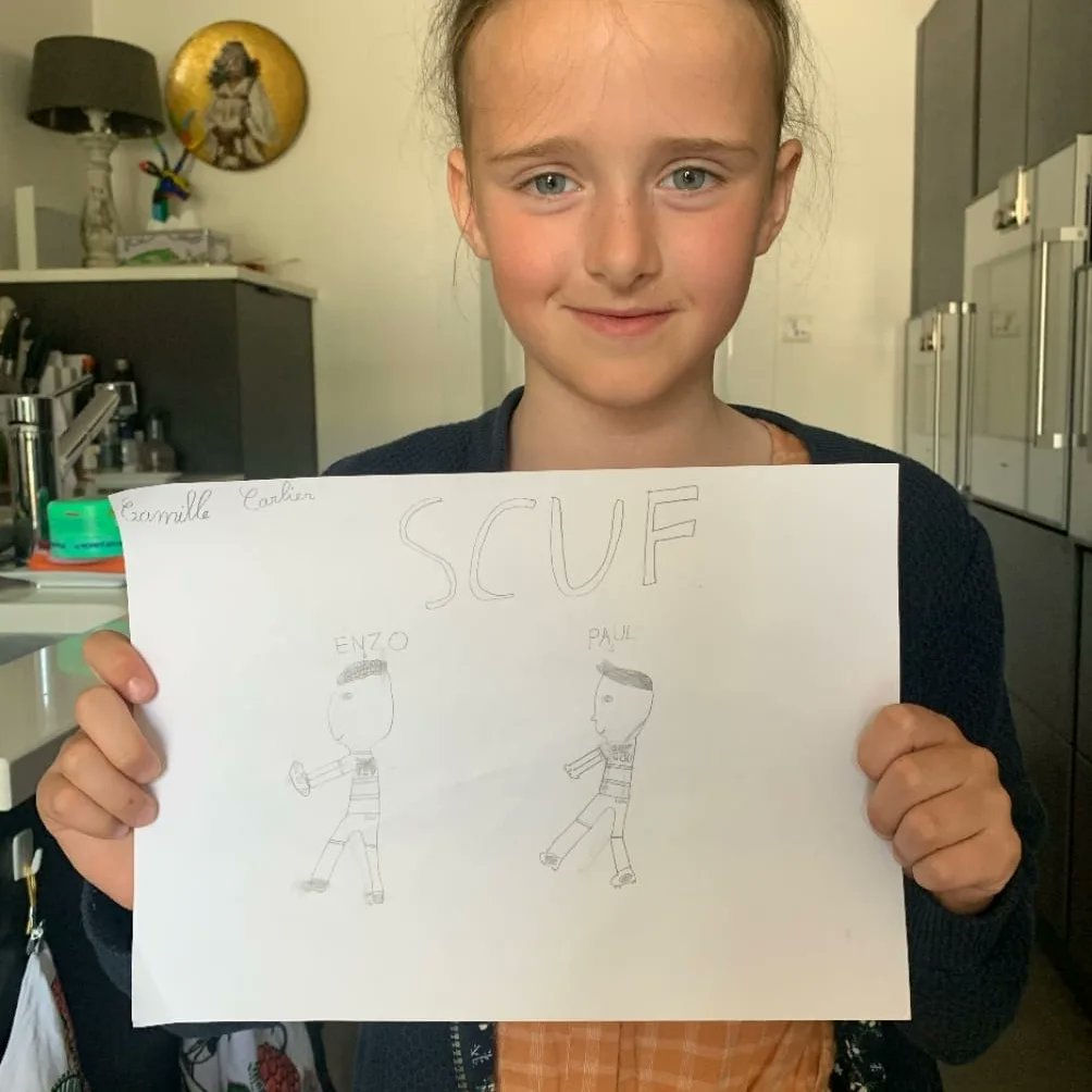 SCUFEDR's tweet photo. Avec leur dessin, les petit-e-s de l'école de rugby viennent au soutien des seniors qui vont disputer dimanche la finale IDF Réserve Honneur. 🖤🤍
@scufrerie 
@scuf.rugby
@scuf_paris
https://t.co/WWJVsRXV1B https://t.co/OAhxiy1bny