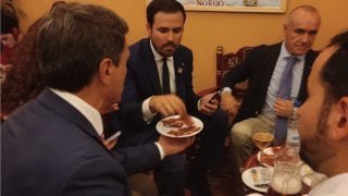 zoidoJI's tweet photo. Defiende que el jamón sea considerado como perjudicial en el sistema Nutriscore y recomienda que los menús del día no tengan cerveza ni vino, sino agua… pero consejos vendo que para mí no tengo. Debe ser que la Feria está exenta de las normas que dicta el propio @agarzon. https://t.co/zsSuTd0jre