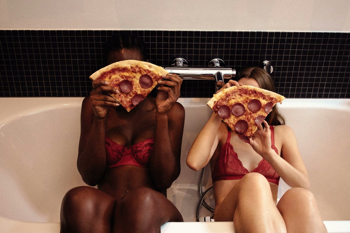 FemalExperts's tweet photo. Heute ist Anti-Diät-Tag 🍕
Unser Slogan:

„My body is not your f***ing business.”

In diesem Sinne, lasst uns heute (und für immer) weniger bewerten, mehr wertschätzen.

#diet #FemalExperts #magazin #gesund https://t.co/wp9oZu9T42