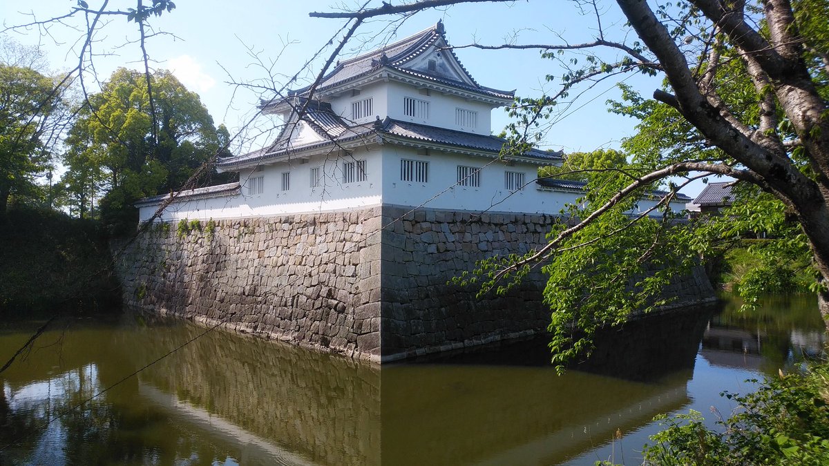 taisorakuya's tweet photo. 滋賀県民でありながら、旧城勢の1人である水口城を訪れていなかったので何とか寄ってみました。
やはり、碧水城の別名があるだけあって、水堀の景色が綺麗ですね。
因みに橋が老朽化していたようで遠回りを強いられました。 https://t.co/IJQSsxkfX1