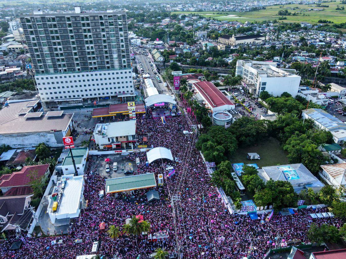 Padami pa nang padami ang tumitindig para sa #GobyernongTapat para sa pagsigla ng agrikultura at pag-angat nating lahat.

Dios Mabalos Naga.💗

#7KikoPangilinanVicePresident 
#HelloPagkainGoodbyeGutom 
#LeniKikoAllTheWay

📷 Team Kiko/ Jimmy Dasal (as of 4 pm)