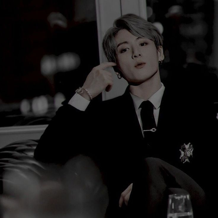 celebrattae's tweet photo. [#KOOKV AU]

Hanya mafia Jeon Jungkook saja yang sanggup menembak dirinya sendiri supaya bisa ketemu dokter Kim cantik Taehyung saking bucinnya sama dokter yang merawatnya itu.

| A long au of Mafia Jeon and his doctor (soon) lover | https://t.co/Y6EroBUHVh