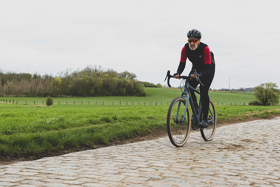 Getriggerd door Parijs-Roubaix knutselt Grinta Redacteur Luc Verdoodt een lightversie van de gruwelijkste aller klassiekers in mekaar. 
Benieuwd hoe het Luc met de Santos Cross Lite vergaan is?  

santosbikes.com/nl/santos-stor…

#grintamagazine #kasseien #cobblestones #kasseienfiets