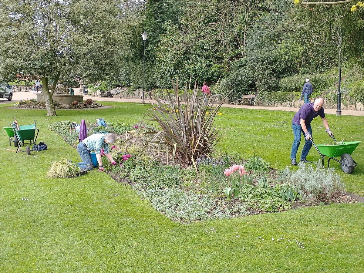Join the in bloom gang tomorrow (Sat. 7 May) from 10am-12 noon to help with the Congleton Park tidy up. All equipment provided, no experience necessary. Check out the exciting new bee garden under construction🐝 #NationalGardenWeek #community #volunteers
