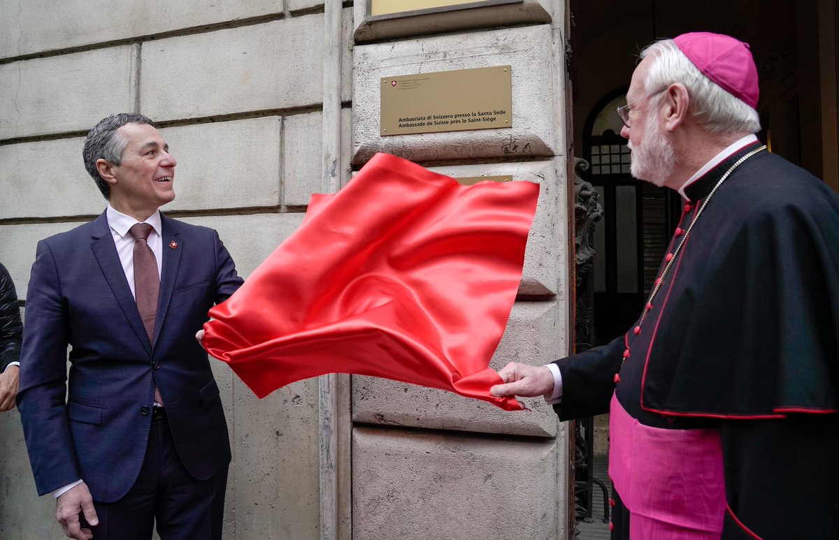 ignaziocassis's tweet photo. Giornata simbolica oggi in #Vaticano: onorato di poter presentare la nostra nuova ambasciata 🇨🇭 presso la #SantaSede, accompagnato da S.E.R. Paul Richard Gallagher 🇻🇦 I nostri Paesi sono uniti da legami duraturi, fra tradizione e sfide future 🤝 https://t.co/8XGhmBKv3i