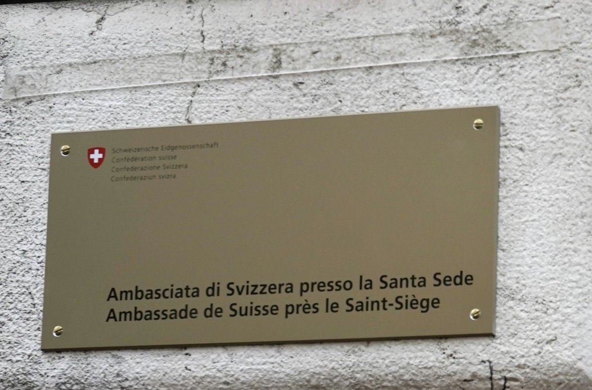 Giornata simbolica oggi in #Vaticano: onorato di poter presentare la nostra nuova ambasciata 🇨🇭 presso la #SantaSede, accompagnato da S.E.R. Paul Richard Gallagher 🇻🇦 I nostri Paesi sono uniti da legami duraturi, fra tradizione e sfide future 🤝