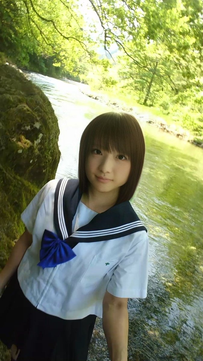 じゃーーん😝 新しく買った夏セーラー服だよー 校章つきで可愛いでしょ