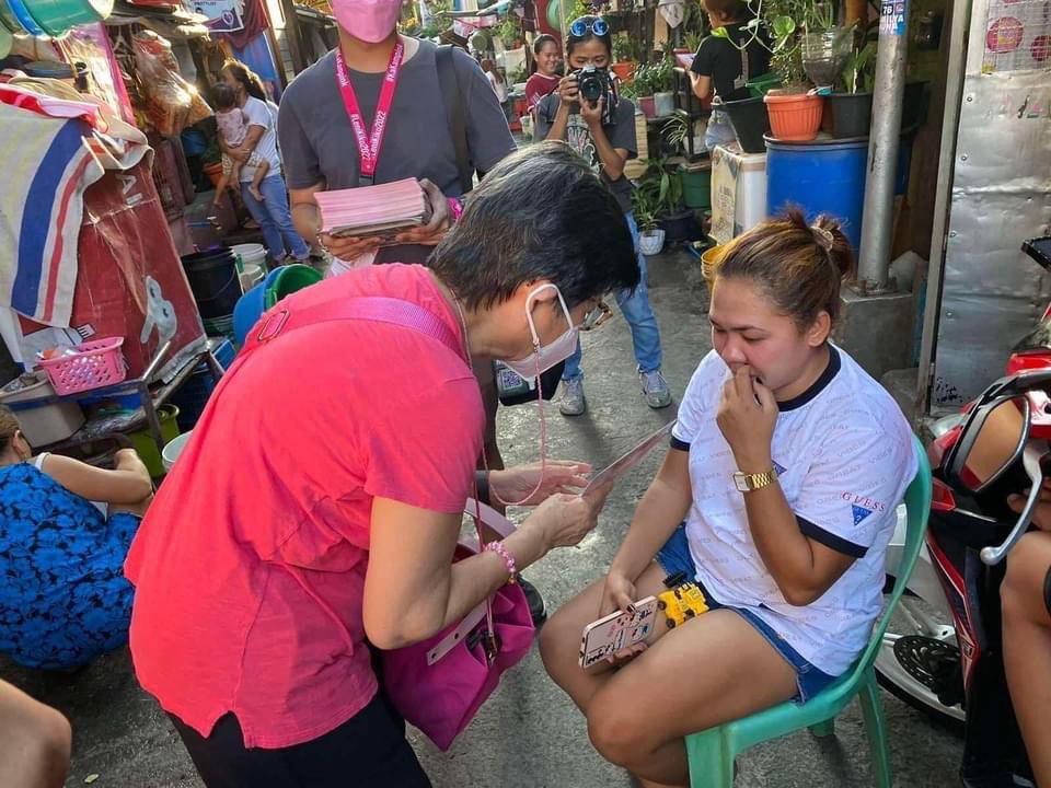 George022222's tweet photo. When was the last time you saw THE Cheche Lazaro campaigning for a candidate? EVER? 
House to house pa, at her age? Ibang klase na talaga itong eleksyon na ito. As in. 😢 https://t.co/7nKMR5O5II