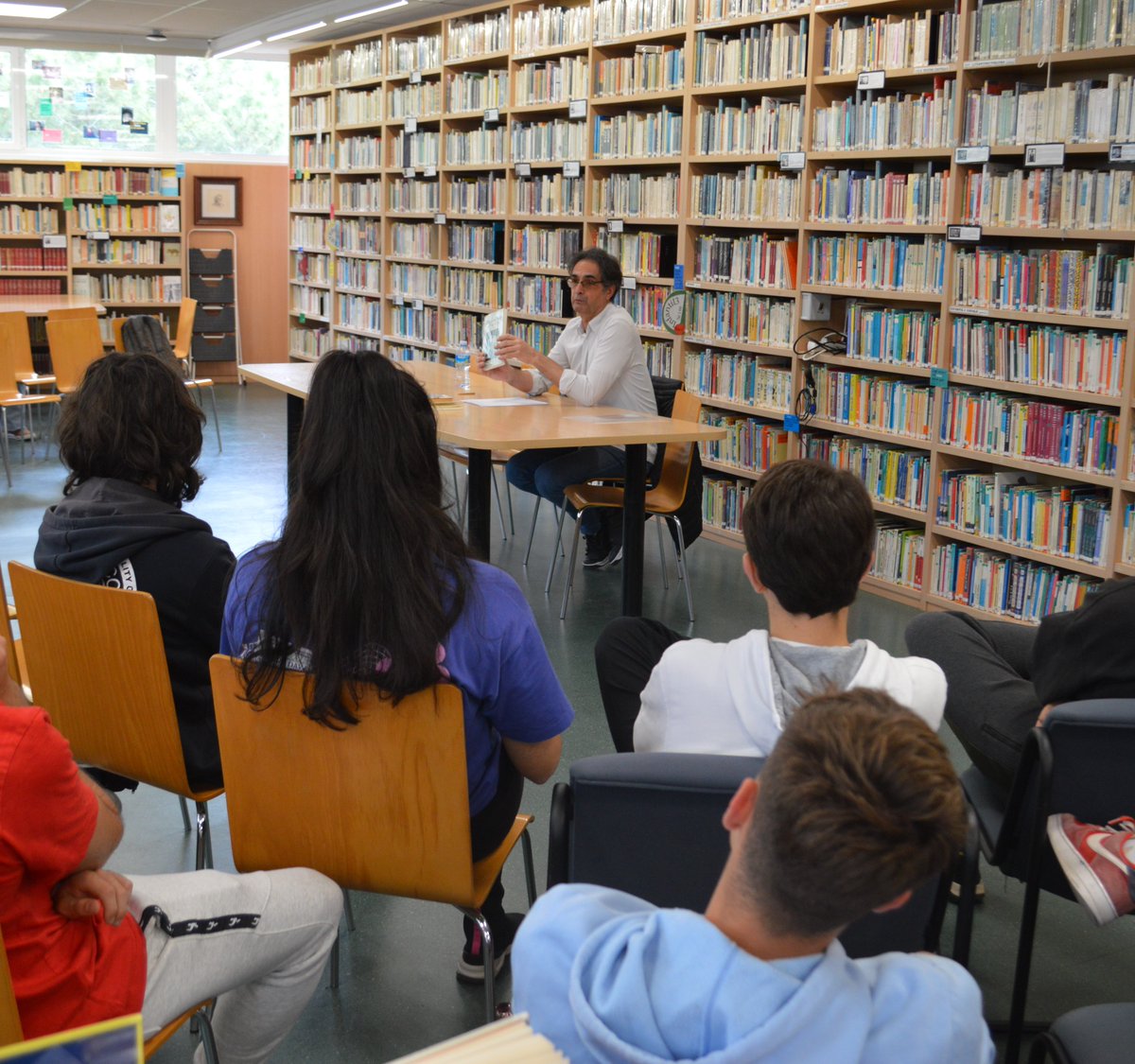 Dilluns vaig anar a l'escola Isabel de Villena i vaig explicar als alumnes de 4t d'ESO el que passarà si no llegeixen:
-els estafaran.
-tindran feines avorrides.
-els costarà entendre el funcionament del món.
-els faltarà imaginació.
-no sabran escriure.
#autorsalesaules