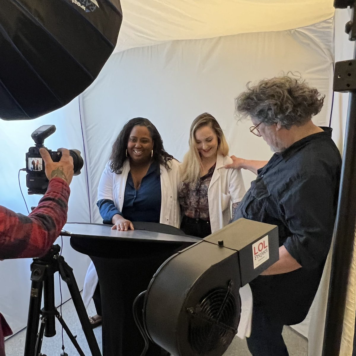 HopitalFoch's tweet photo. 📷 Début du LOL Project à l’Hôpital Foch !

Merci à Septodont pour avoir offert ce moment de détente aux patients et au personnel !

@LOLProject 
#lolproject #detente #photo #sourires #patients #soignants #positivesvibes #positiveattitude #fousrires https://t.co/FXzVNRNUL4