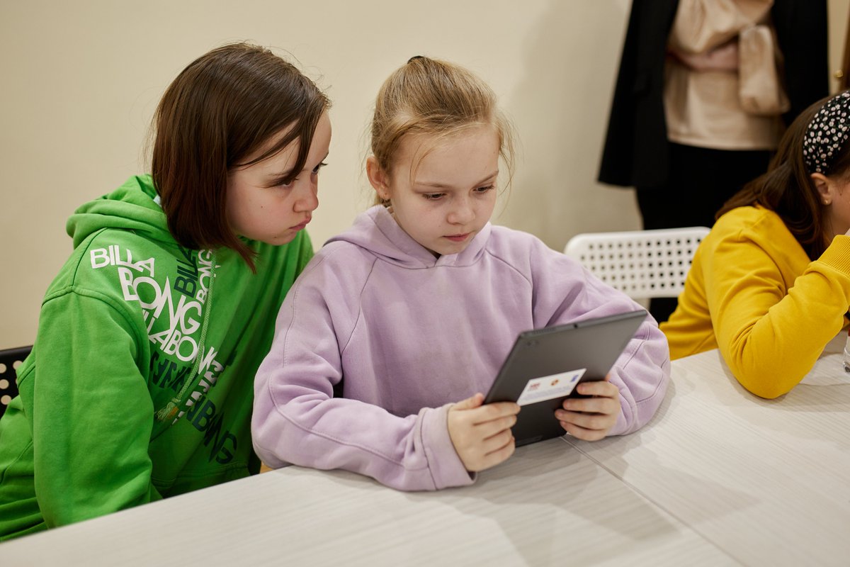 UNDPUkraine's tweet photo. Back online: @UNDP &amp; #UK, distributes 264 tablets in Ivano-Frankivsk, Lviv, and Rivne oblasts for large low-income families, NGOs, &amp; local authorities. This will enable communities to access online services, deliver training, and children to attend online school. #StayAndDeliver https://t.co/UdJLCve43q
