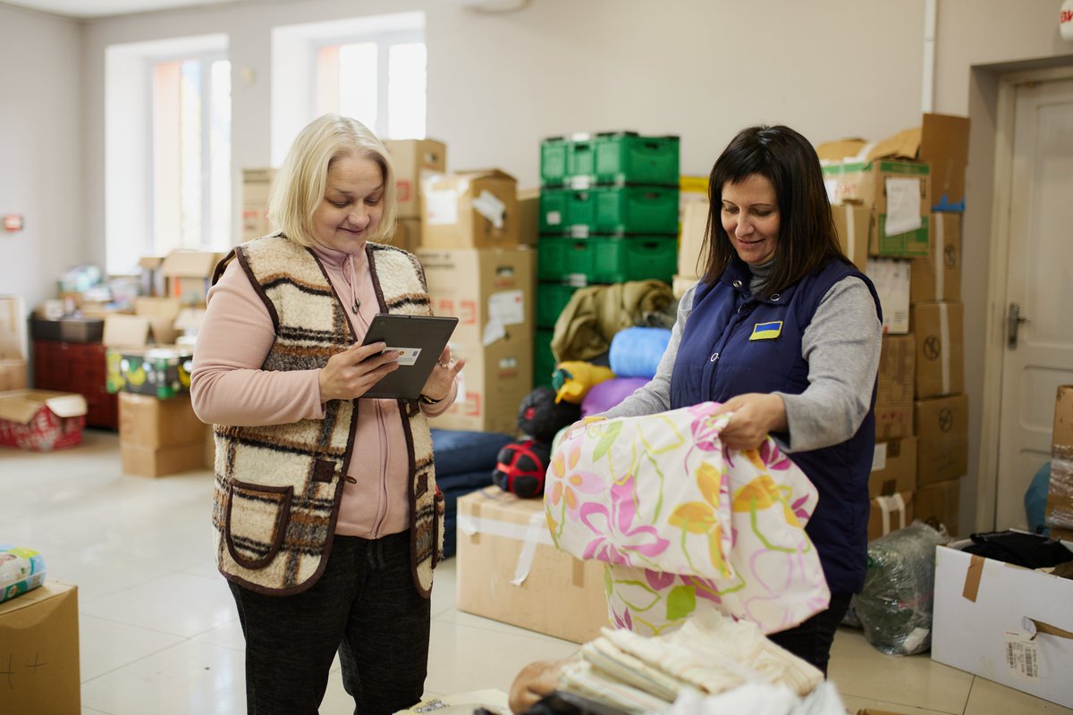 UNDPUkraine's tweet photo. Back online: @UNDP &amp; #UK, distributes 264 tablets in Ivano-Frankivsk, Lviv, and Rivne oblasts for large low-income families, NGOs, &amp; local authorities. This will enable communities to access online services, deliver training, and children to attend online school. #StayAndDeliver https://t.co/UdJLCve43q