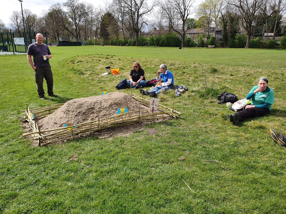 glendaleuk's tweet photo. The Glendale team has recently completed a bee bank at Ladywell Fields with the Tuesday Rivers and People volunteer group! ๐
We're always trying to boost biodiversity in local areas ๐ฑ๐
#groundsmaintenance #biodiversity #beebank #bees
https://t.co/74MSHIf5zj https://t.co/pfWMkt6hvU