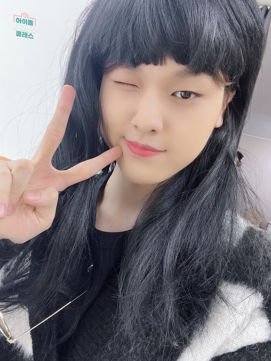 [💌] #IDOLKOREANCLASS

내성적인 BAE173 메인 래퍼 .. 
이 세계에선 알고 보니 미모의 꼬마 공주님(?)😱💥

카메라 보다가 본인 미모에 1110% 만족하시고
셀카 남기고 가셨답니다..✨

EP.14👉youtu.be/zZHs4pkiYOQ

#BAE173 #비에이이173