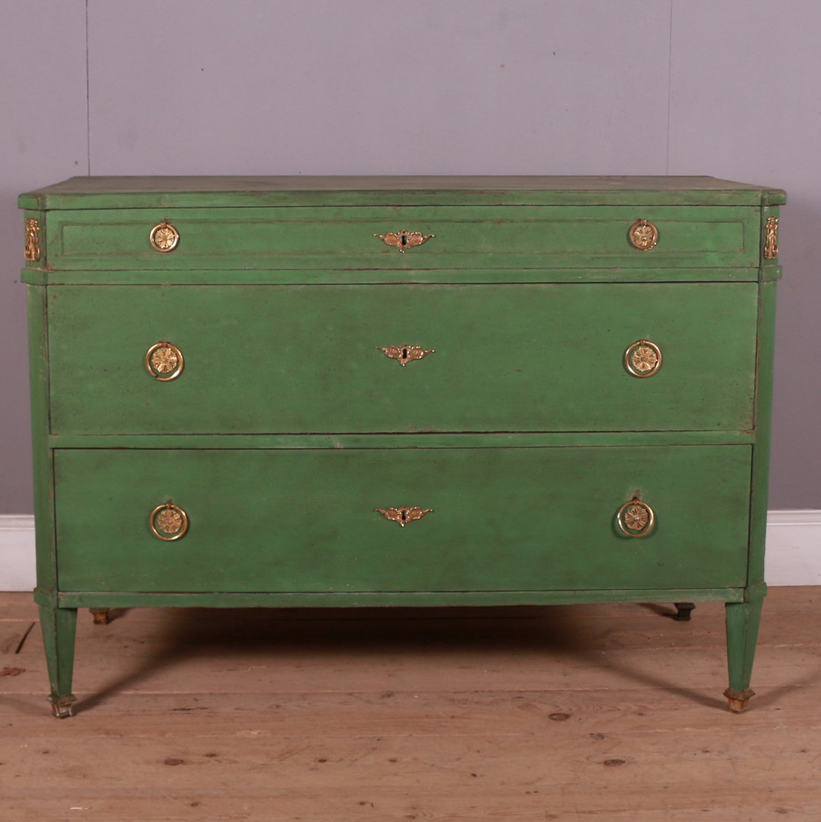 ArcadiaAntiques's tweet photo. Late 18th Century painted Italian 3 drawer commode.
Late 19th Century Dutch painted serpentine front 3 drawer commode. 
https://t.co/RG5t5tBXjS
https://t.co/wme24qO8oX

#ItalianCommodes #paintedcommodes #threedrawercommodes https://t.co/lBfTKQyRh0
