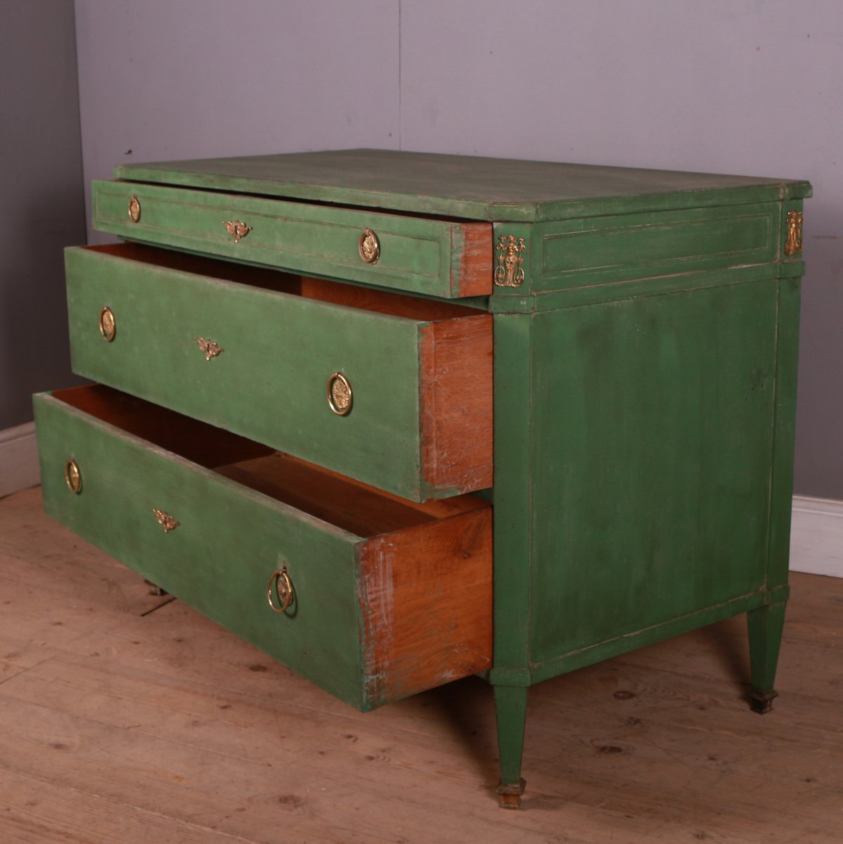 ArcadiaAntiques's tweet photo. Late 18th Century painted Italian 3 drawer commode.
Late 19th Century Dutch painted serpentine front 3 drawer commode. 
https://t.co/RG5t5tBXjS
https://t.co/wme24qO8oX

#ItalianCommodes #paintedcommodes #threedrawercommodes https://t.co/lBfTKQyRh0