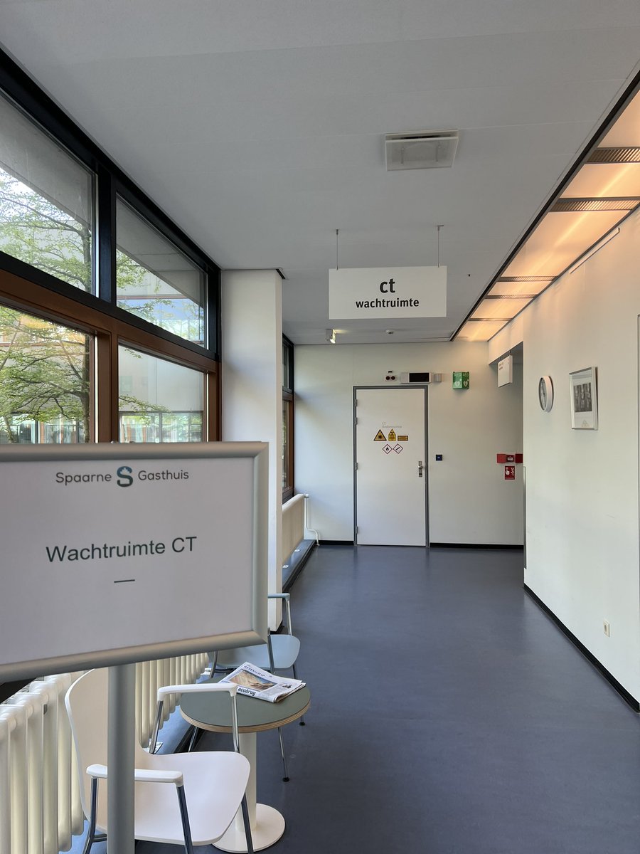 In de wachtruimte voor m’n CT-scan. Elke twaalf weken de tunnel in, het voelt zo ondertussen als routine. Maar het is niet gewoon, en goede uitslagen zijn geen   vanzelfsprekendheid. Duimen jullie mee voor code stabiel?