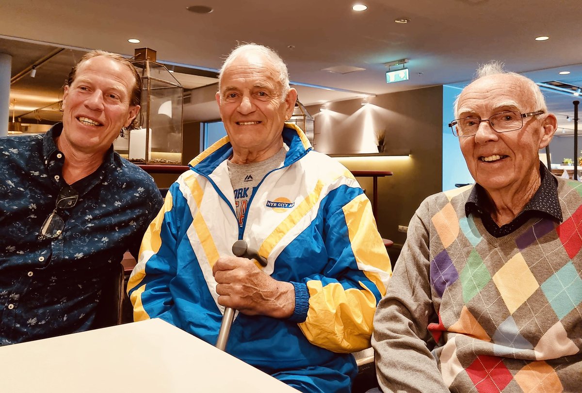 jb272ab's tweet photo. Vilken lyx att ta en lång nostalgisk frukost med mina barndomsidoler🇸🇪🏒 #sterner #Honken https://t.co/iQZHA4MKQi
