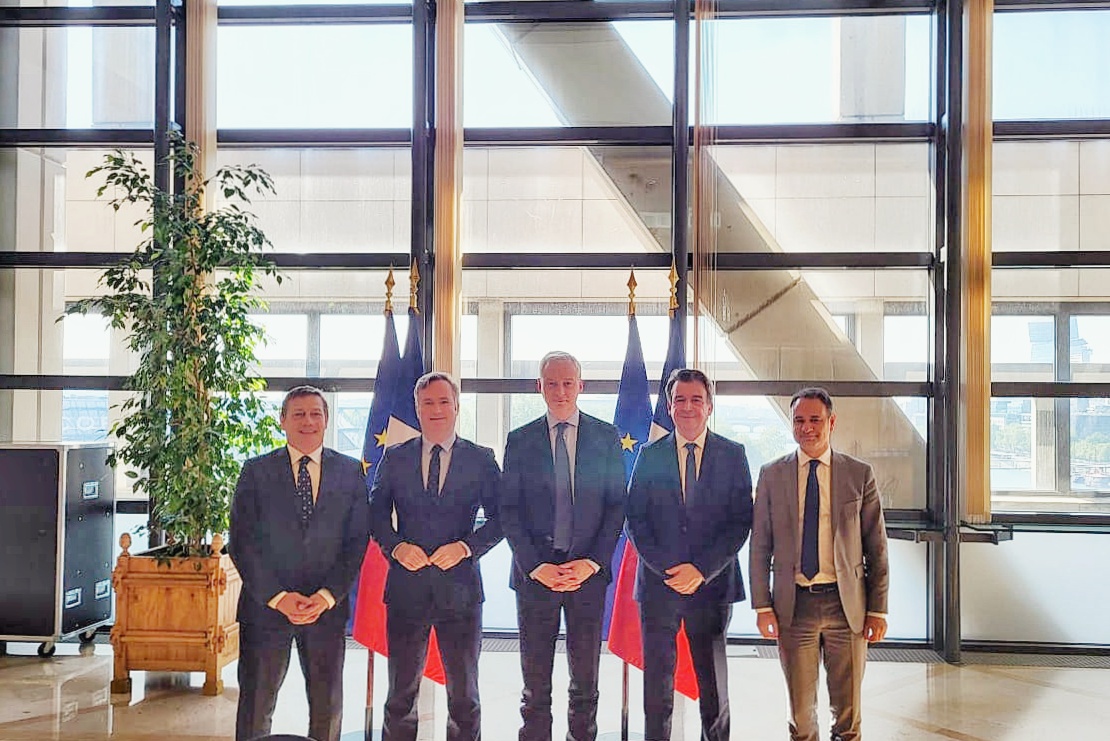 FFB (@ffbatiment) on Twitter photo 🤝 <a href="/OSalleron/">Olivier Salleron</a> rencontrait ce matin <a href="/BrunoLeMaire/">Bruno Le Maire</a> et <a href="/JBLemoyne/">Jean-Baptiste Lemoyne</a> (<a href="/Economie_Gouv/">Ministère de l'Économie et des Finances</a>) pour aborder la crise des #matériaux, l'indexation des #marchés, la #solidarité de la filière, l'allongement du #PGE... Thèmes repris lors des Assises du #BTP à Bercy en juin/juillet. 🤝 <a href="/OSalleron/">Olivier Salleron</a> rencontrait ce matin <a href="/BrunoLeMaire/">Bruno Le Maire</a> et <a href="/JBLemoyne/">Jean-Baptiste Lemoyne</a> (<a href="/Economie_Gouv/">Ministère de l'Économie et des Finances</a>) pour aborder la crise des #matériaux, l'indexation des #marchés, la #solidarité de la filière, l'allongement du #PGE... Thèmes repris lors des Assises du #BTP à Bercy en juin/juillet.