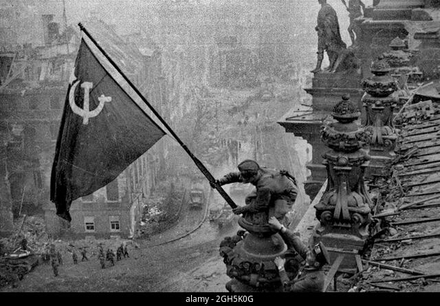 FuocoSavinelli's tweet photo. 77 Jahre nachdem die Rote Armee ihr Siegesbanner über den Faschismus auf dem Reichstag hisste, hat @polizeiberlin nun per Allgemeinverfügung das Zeigen der sowjetischen Fahne bei allen sowjetischen Ehrenmalen am 8. und 9. Mai verboten. https://t.co/pmsxmyuBRq