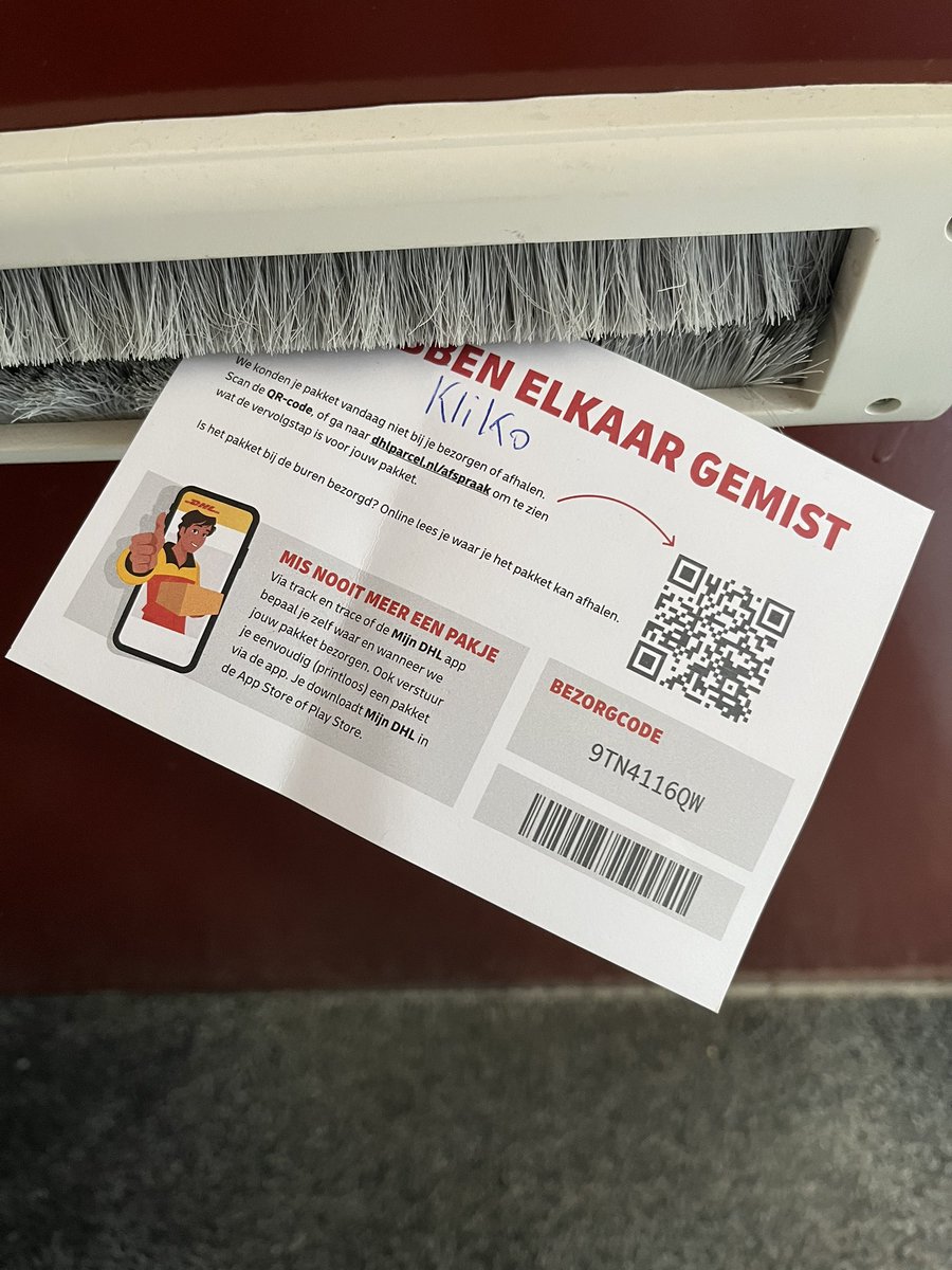 DutchDholi's tweet photo. @DHLNL ik vind dit kaartje in de bus terwijl ik gewoon thuis ben…. Is dit normaal gedrag? https://t.co/JnIKC6I8oQ