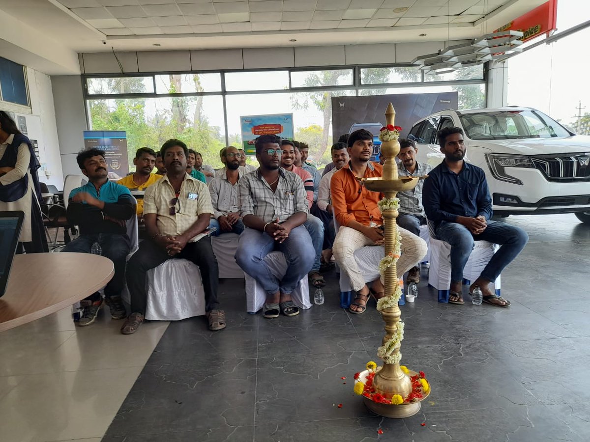 pmgdisha3's tweet photo. Mahindra VLE parichay successfully Done shivamogga karantaka @dintya15 @CSCeStore #MahindraParichay #mahindrasuv https://t.co/IAZOoferBZ